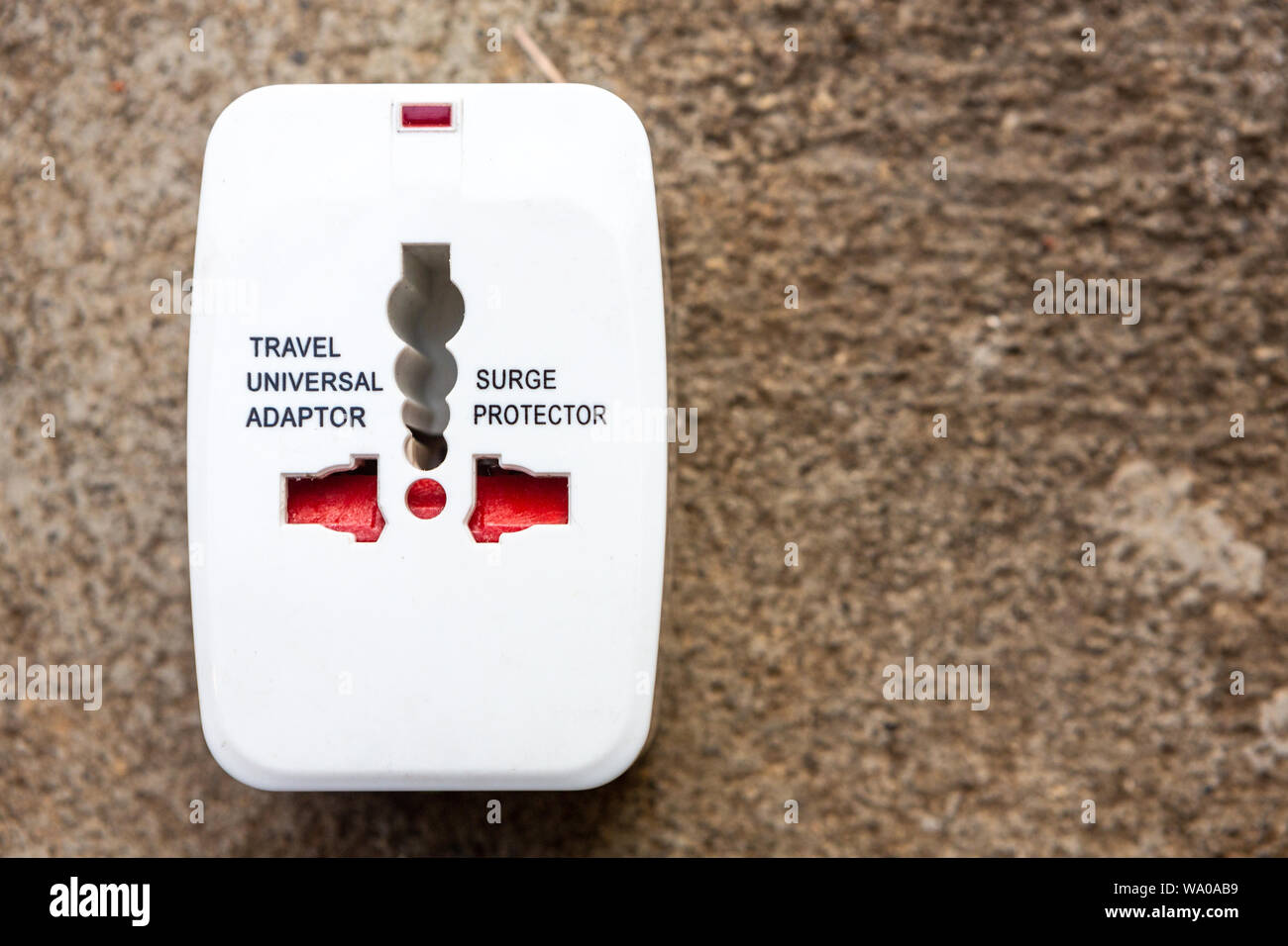 Close up de la prise électrique universel adaptateurs utilisés pour les voyages. Utilisé pour se connecter à différentes prises électriques dans le monde entier. Adaptateur électrique isola Banque D'Images
