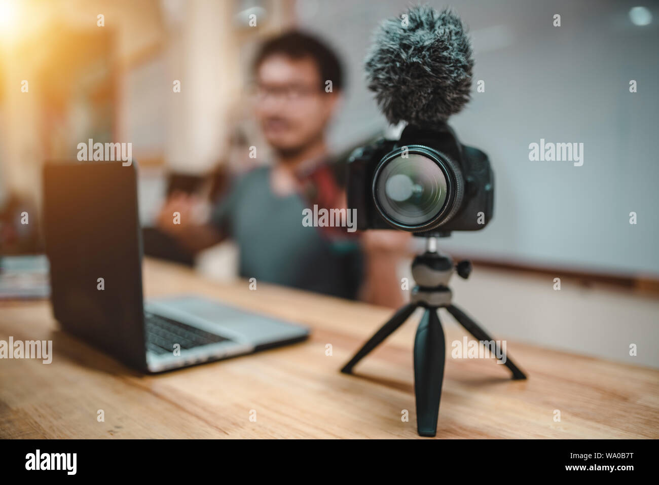 L'accent équipement photo de créateur de contenu pour blogger créer du contenu vidéo à télécharger en ligne et les médias sociaux Banque D'Images