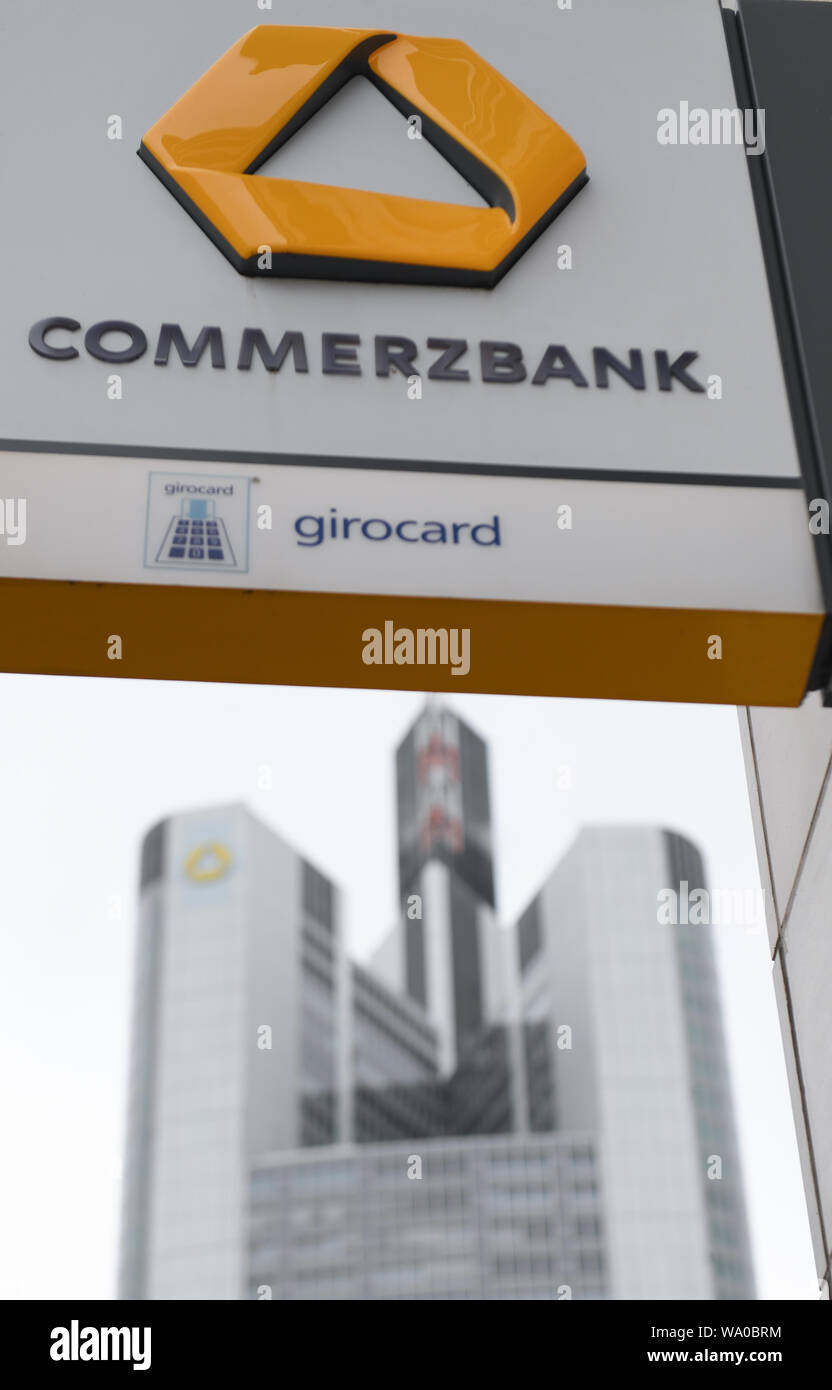 15 août 2019, Hessen, Frankfurt/Main : le signe d'une direction générale de la Commerzbank est attaché à une maison près de la façade du siège de la Commerzbank. Photo : Arne Dedert/dpa Banque D'Images