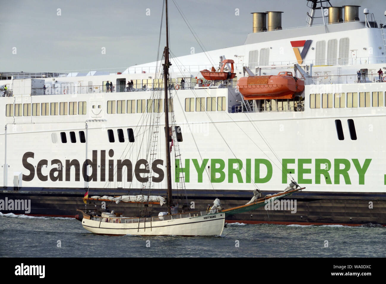 Scandlines ferry hybride sur la mer Baltique, les gens et les canots sur le pont supérieur, Rostock Allemagne Banque D'Images