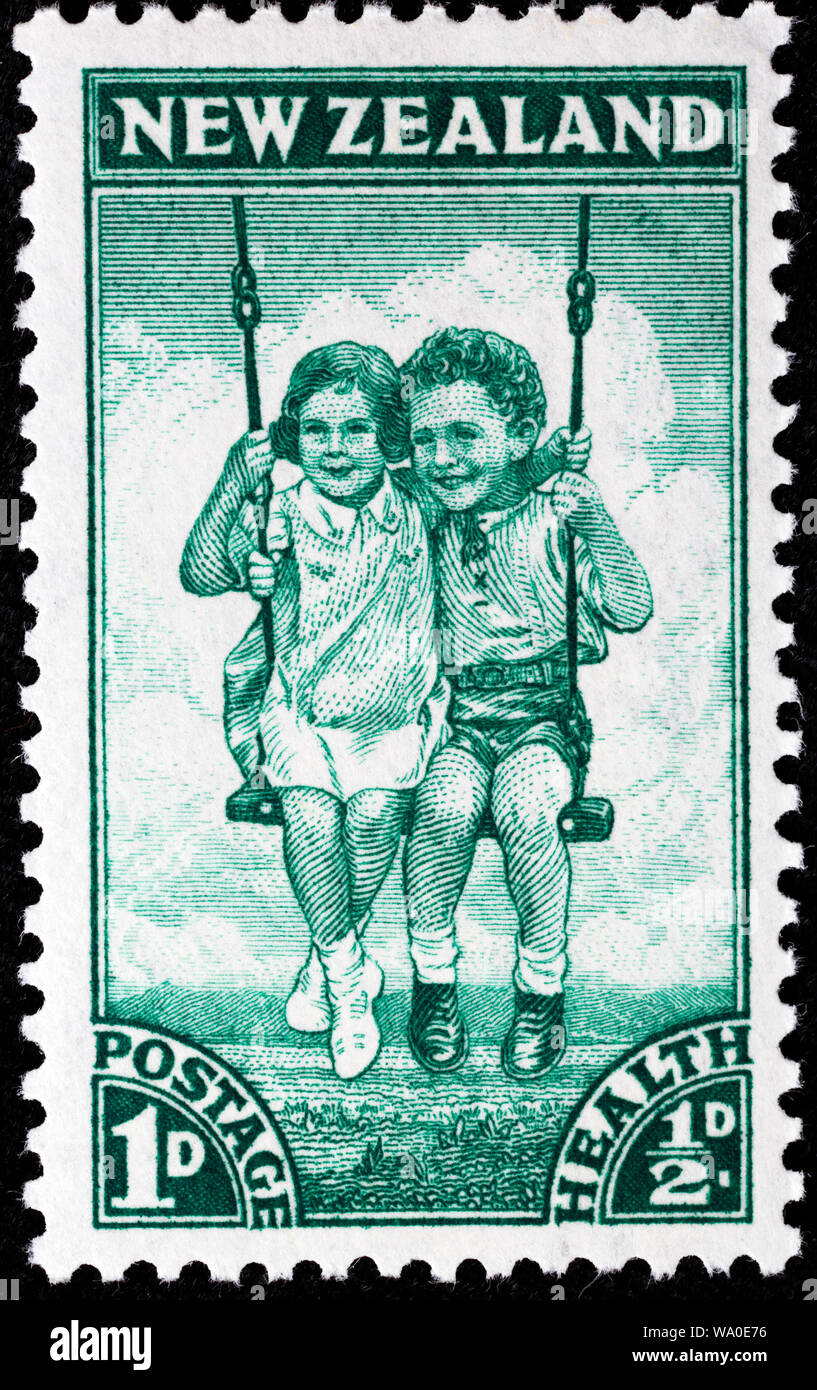 Les enfants sur la santé, le swing, le timbre-poste, Nouvelle-Zélande, 1942 Banque D'Images