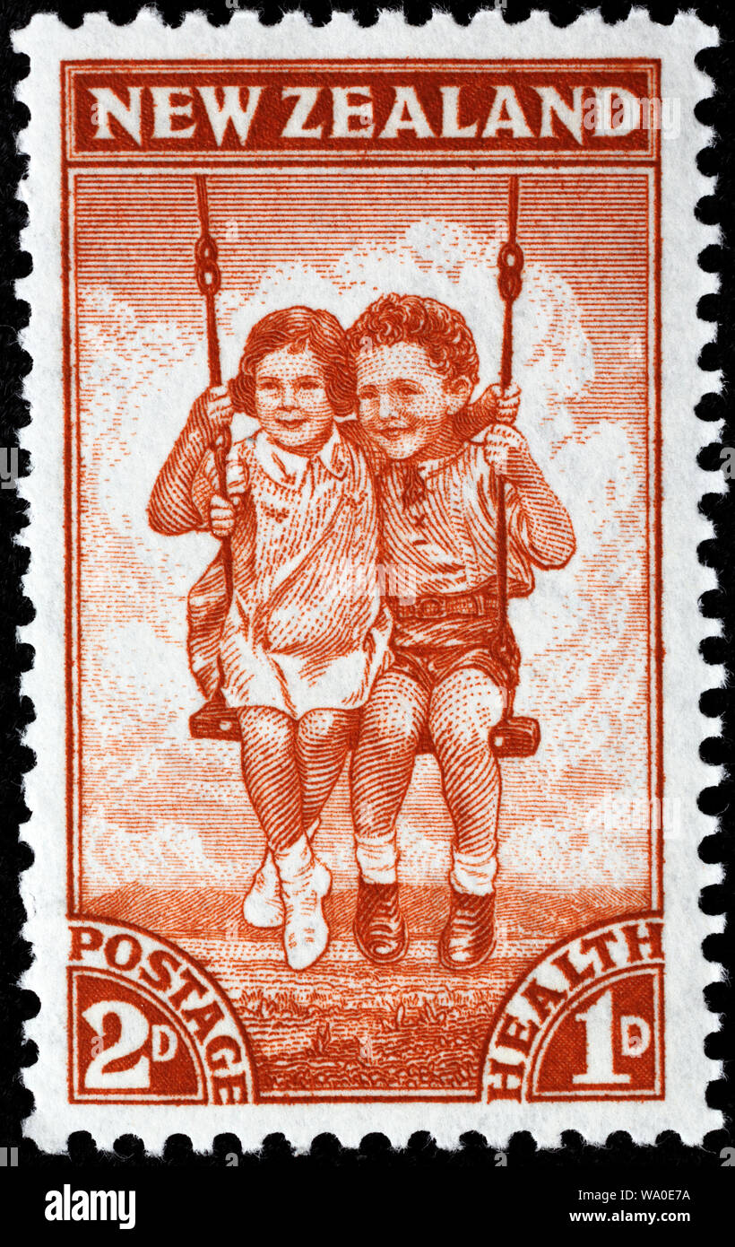 Les enfants sur la santé, le swing, le timbre-poste, Nouvelle-Zélande, 1942 Banque D'Images