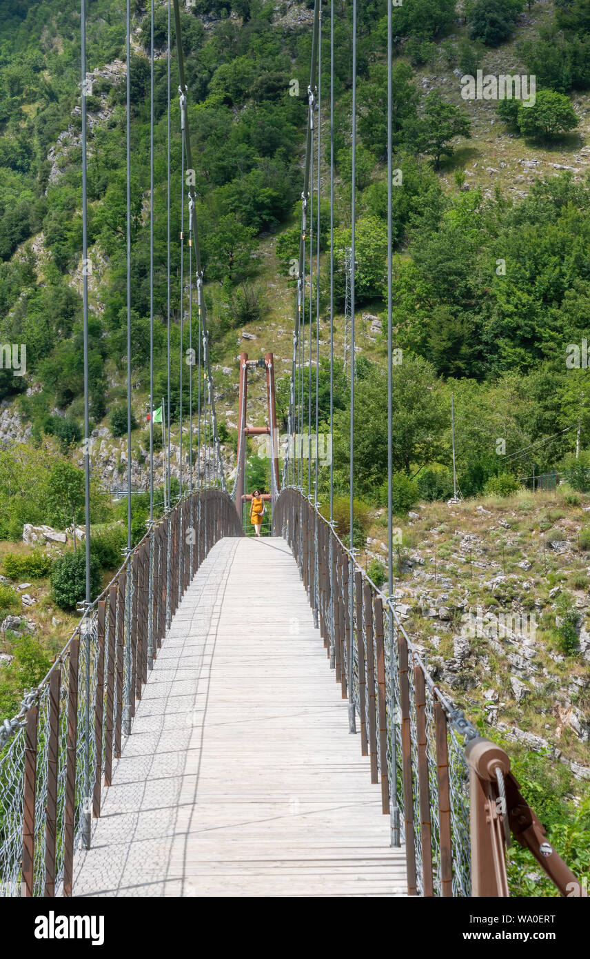 VAGLI SOTTO, Lucca, Italie Le 8 août 2019 : suspension franchissement passerelle au-dessus du lac près de Vagli di Vagli Sotto village. Banque D'Images