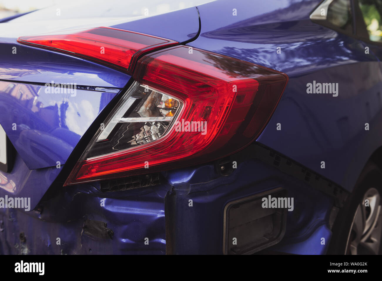 Arrière d'une voiture moderne bleu après un plantage de l'accident. Véhicule sans bouclier. Des réparations nécessaires. Banque D'Images