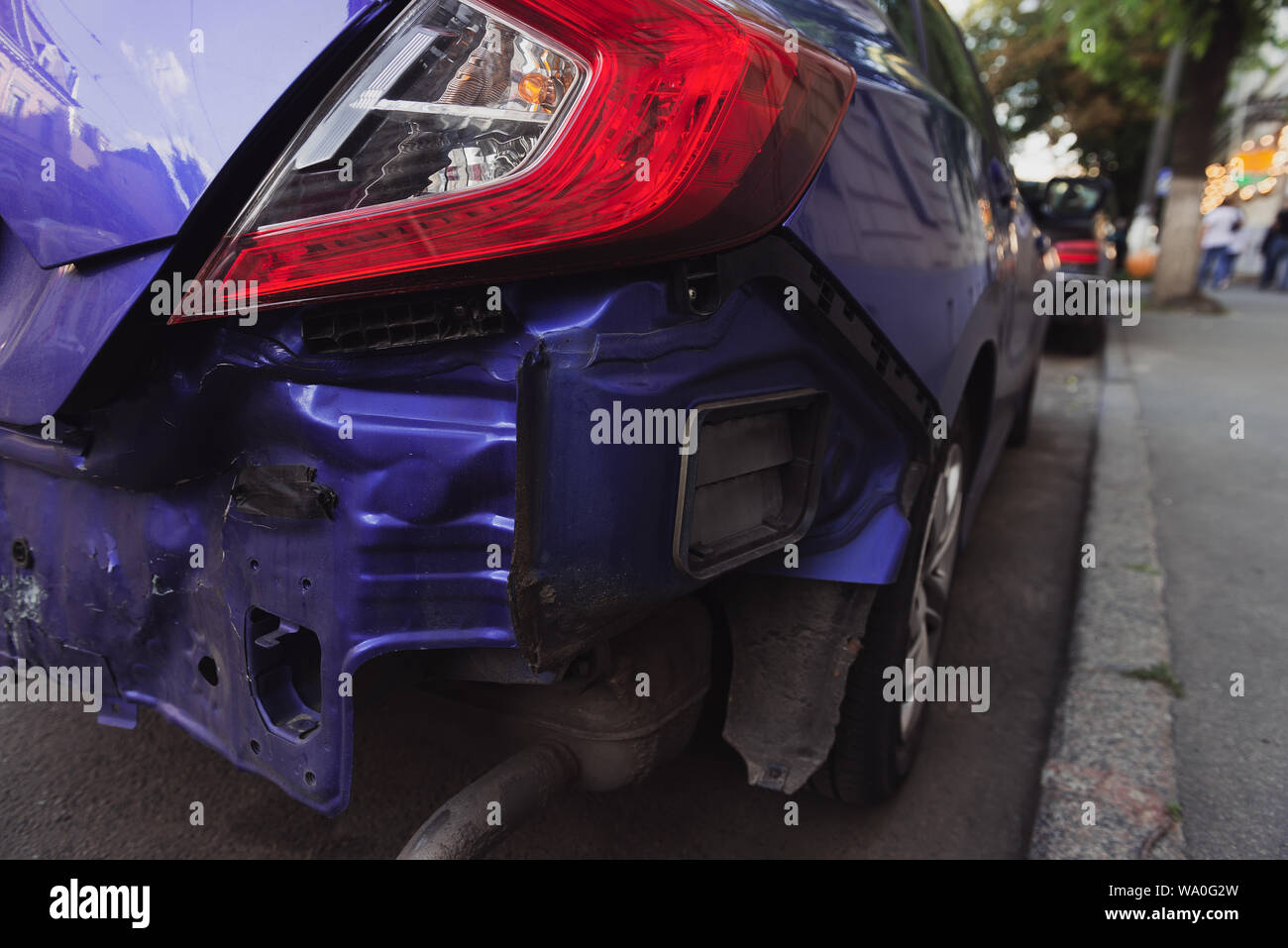 Une Voiture A Un Pare-choc Arrière Bosselé Après Un Accident Banque  D'Images et Photos Libres De Droits. Image 92442073