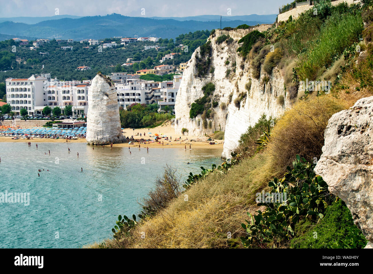 Vieste, Gargano, Pouilles, drone aérienne wiev de Pizzomunno monolithe sur le bord de mer avec parasols Banque D'Images