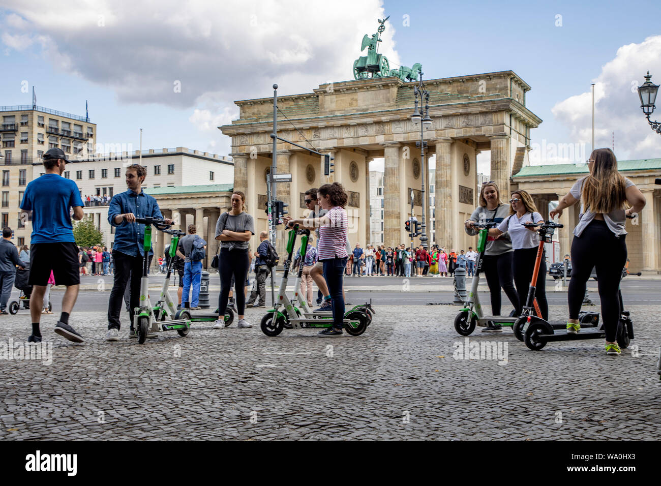 Scooter électrique, en face de la porte de Brandebourg à Berlin, Banque D'Images
