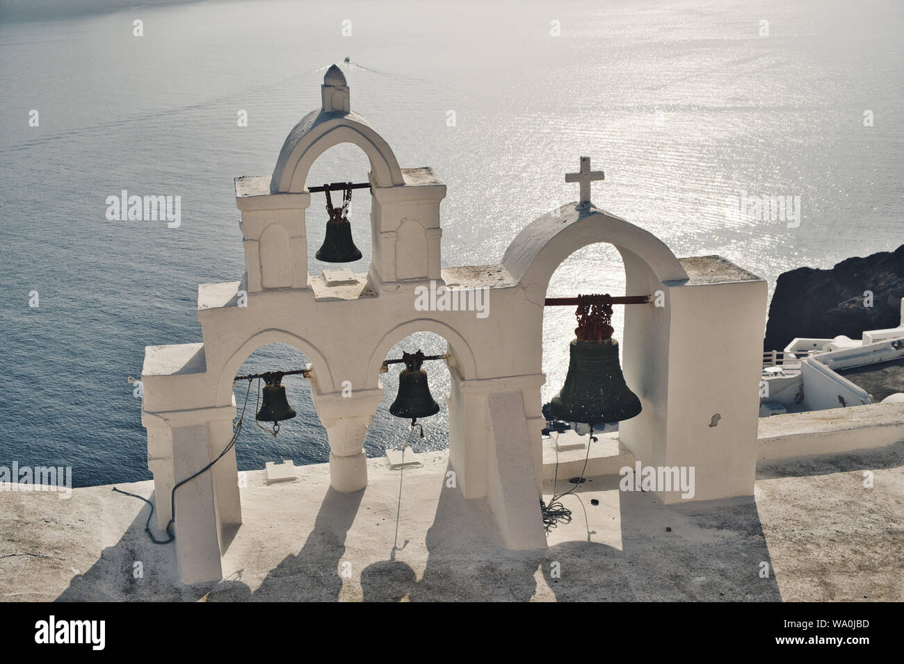 Photo de l'église de Santorin à l'heure du coucher de soleil. Banque D'Images