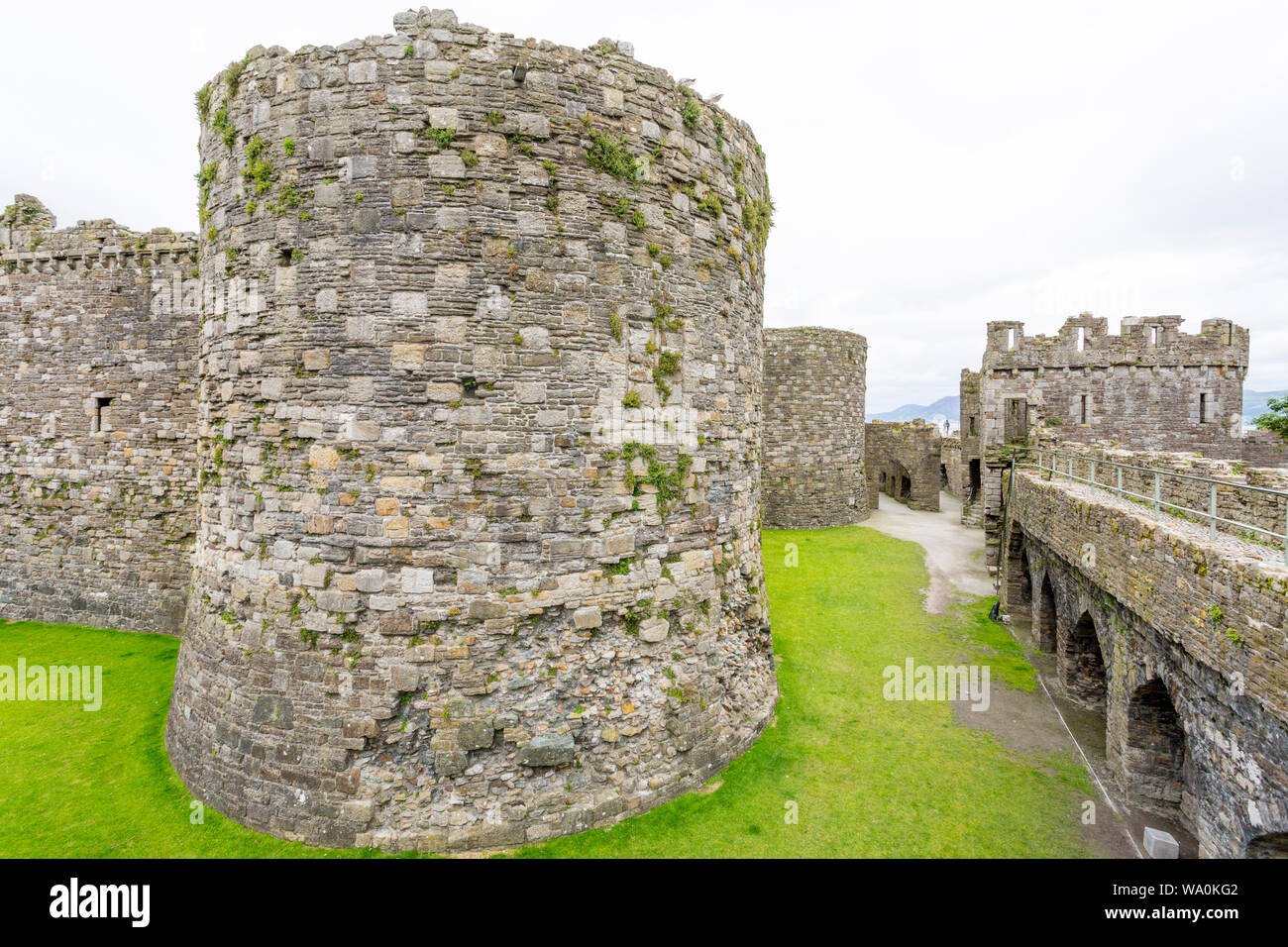 Les impressionnants vestiges de la tour sud-ouest lors de l'historique de ruines du château de Beaumaris, Anglesey, Pays de Galles, Royaume-Uni Banque D'Images