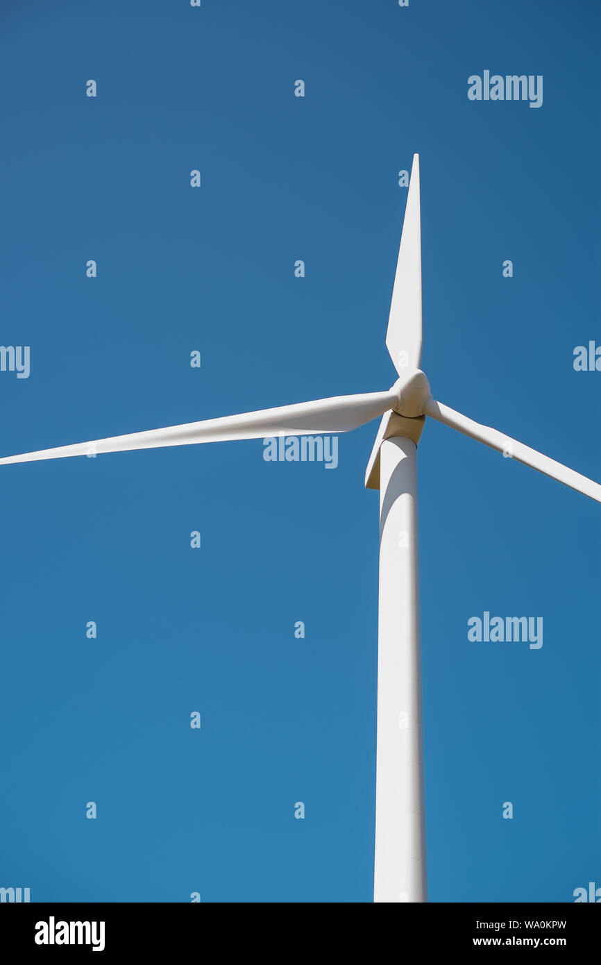Détail de l'éolienne sur fond bleu - concept d'économie d'énergie. Banque D'Images