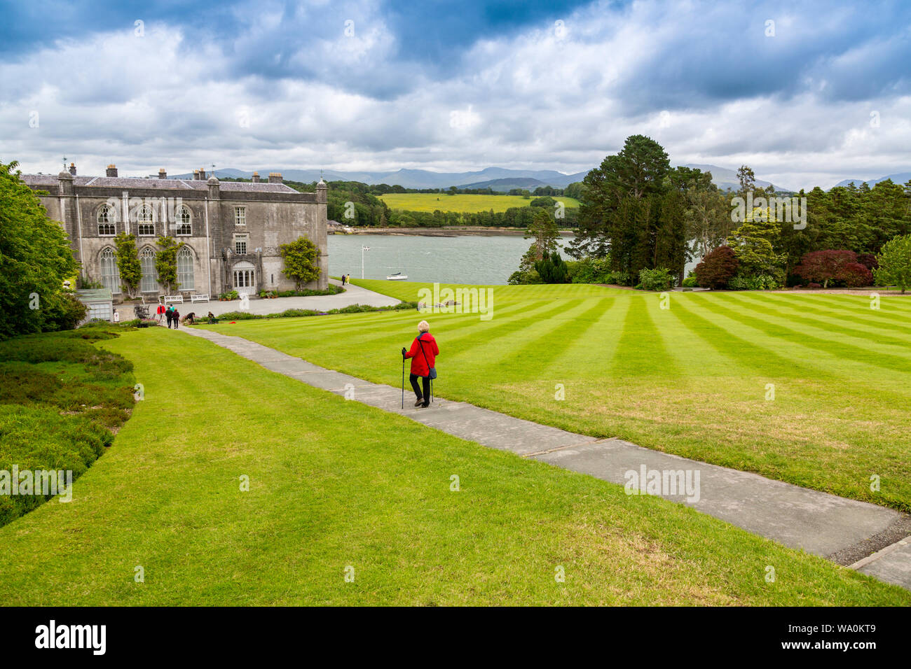 L'imposante maison de campagne de Plas Newydd se trouve sur les rives de la Détroit de Menai, Anglesey, Pays de Galles, Royaume-Uni Banque D'Images
