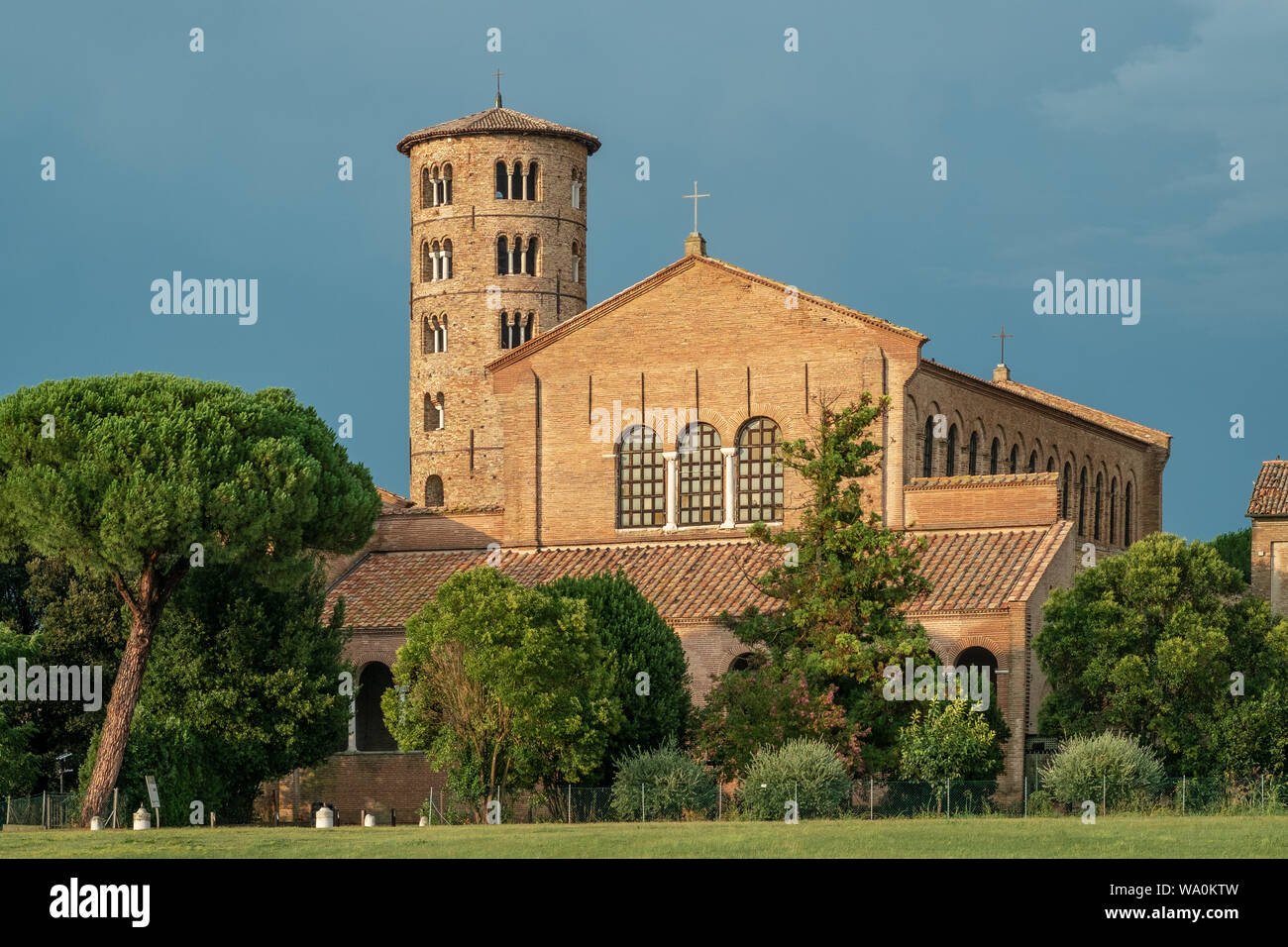 Saint Apollinare in Classe, basilique avec la tour clocher, Ravenne, Italie. Banque D'Images
