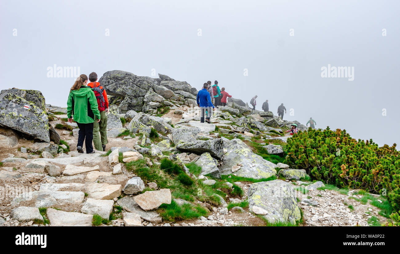Les touristes sur des sentiers de montagne dans les Tatras, en Slovaquie. Banque D'Images