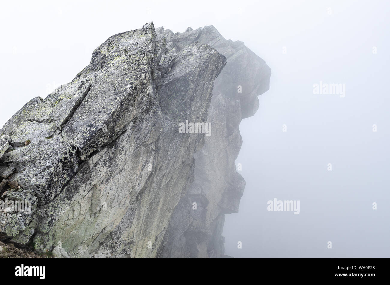 Haut de la rocky mountain est enveloppé dans un épais brouillard. Banque D'Images