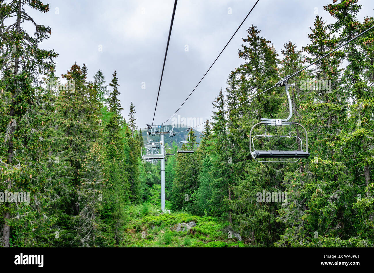 Ascenseur de ski dans les montagnes. Banque D'Images