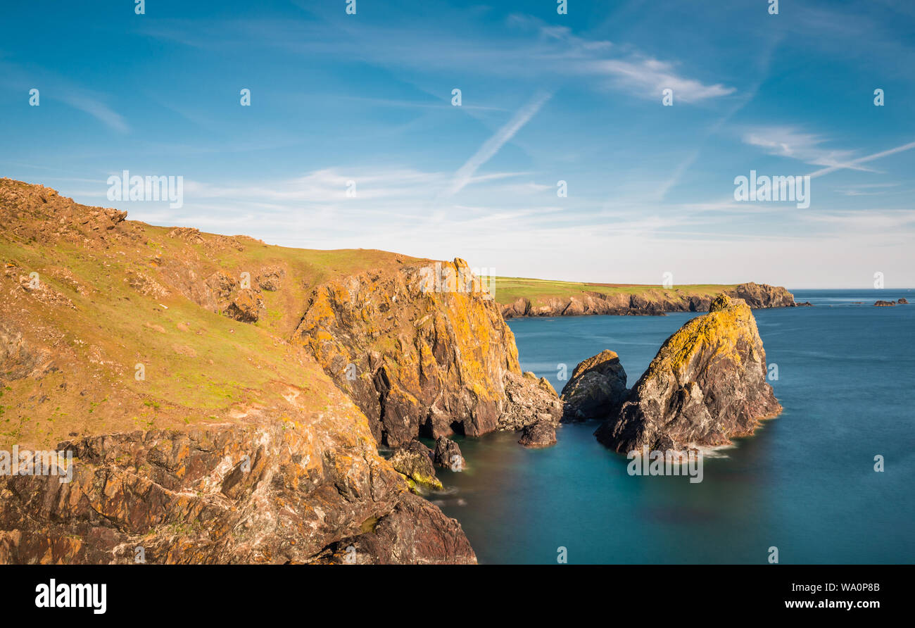 Paysage côtier spectaculaire à Kynance Cove sur la péninsule du Lézard dans le sud de Cornwall, Angleterre, Royaume-Uni. Banque D'Images