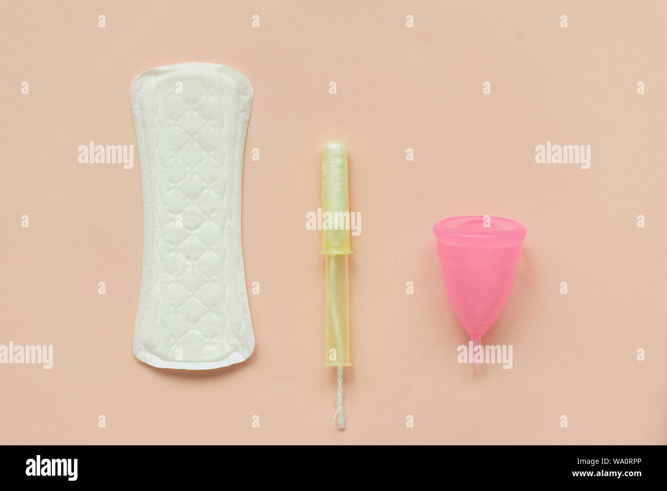 Serviettes hygiéniques ou tampons, tampon et coupelle menstruelle sur fond  rose. Concept d'hygiène intime féminine. Vue d'en haut. Copier l'espace  Photo Stock - Alamy