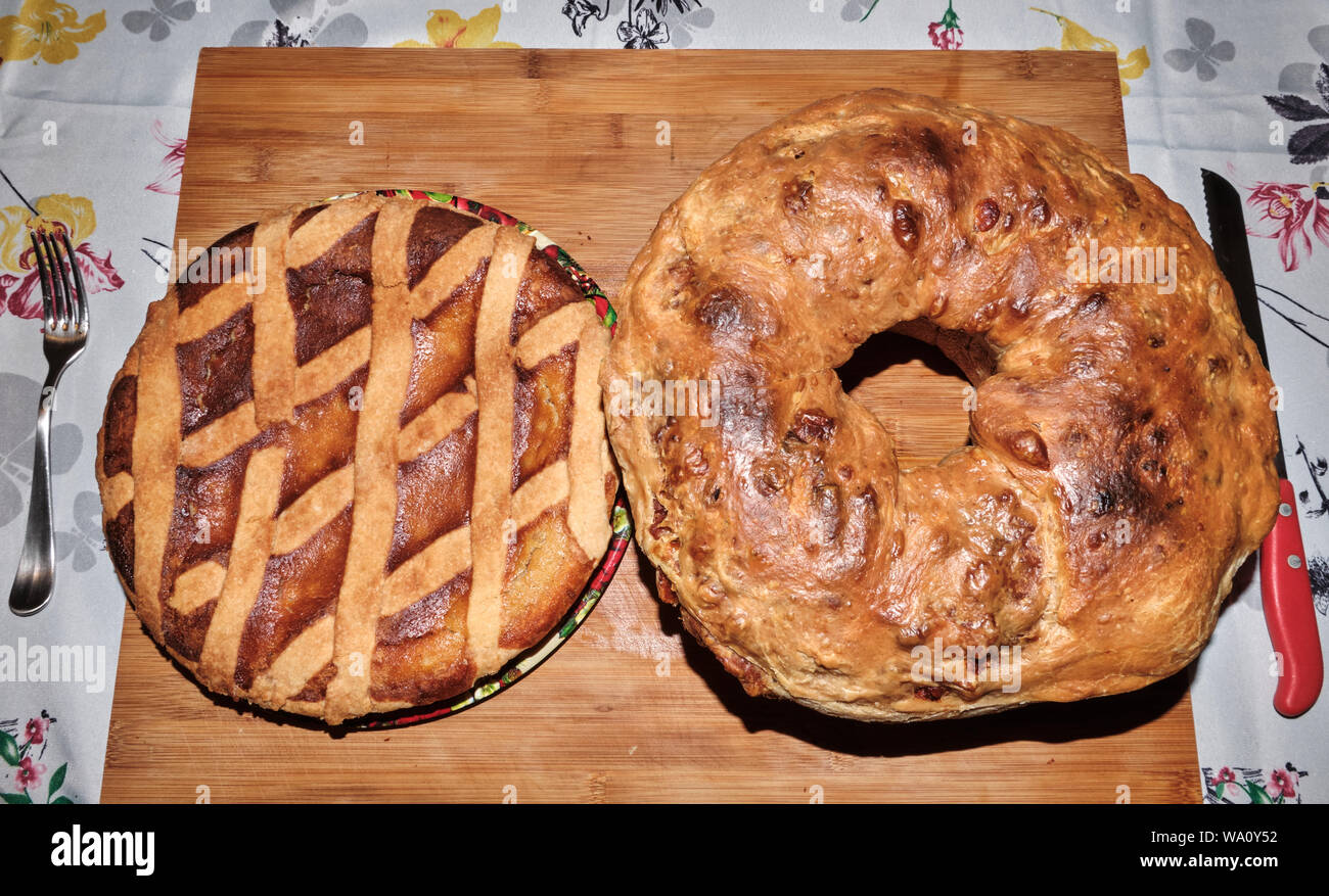 Casatiello est un gâteau salé à base de viande, de fromage et d'un type de pain levé, pastiera est un gâteau sucré fait avec du grain, la ricotta et le raccourci p Banque D'Images