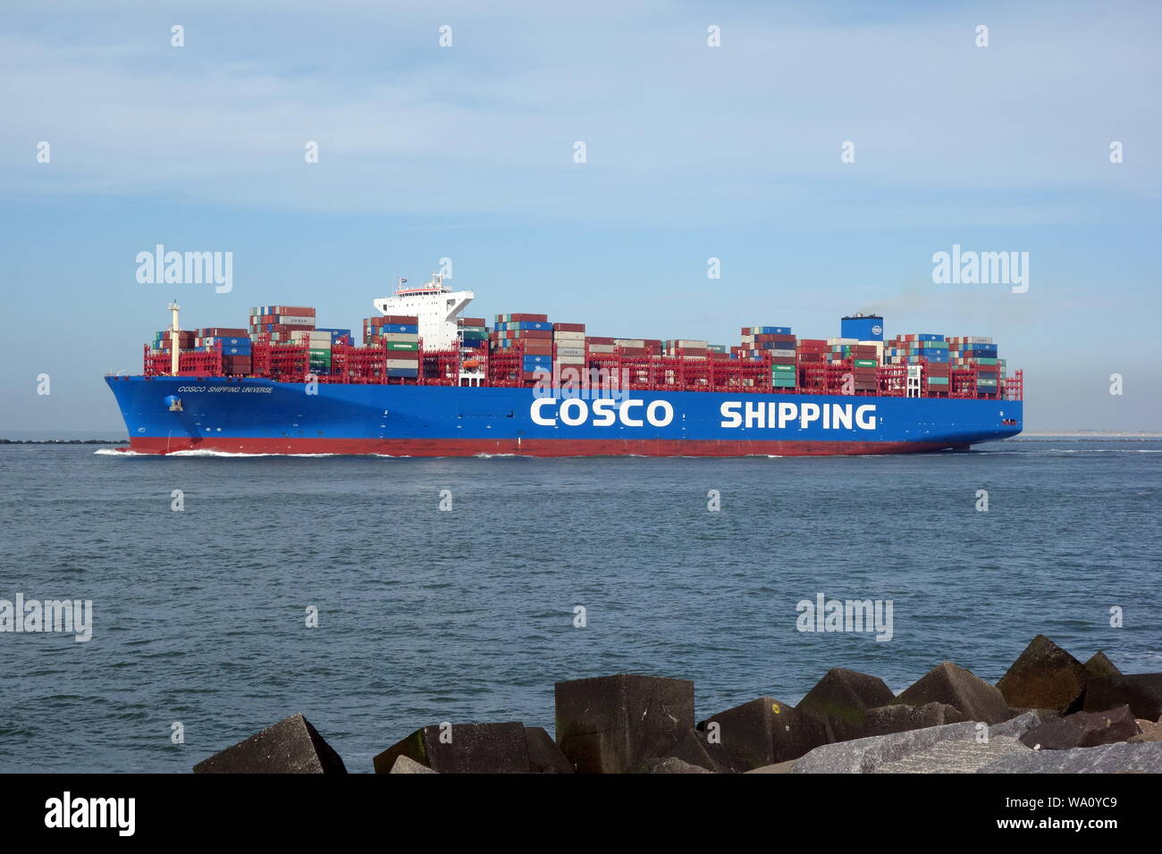 Le porte-conteneurs COSCO Univers d'expédition quitte le port de Rotterdam le 22 mai 2019. Banque D'Images