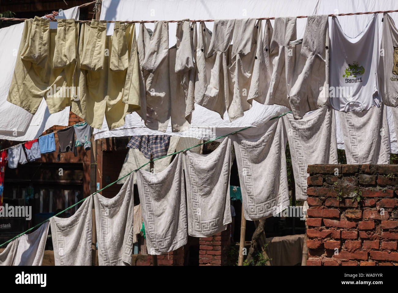 Lave-linge séchant au soleil, Katmandou, Népal Banque D'Images