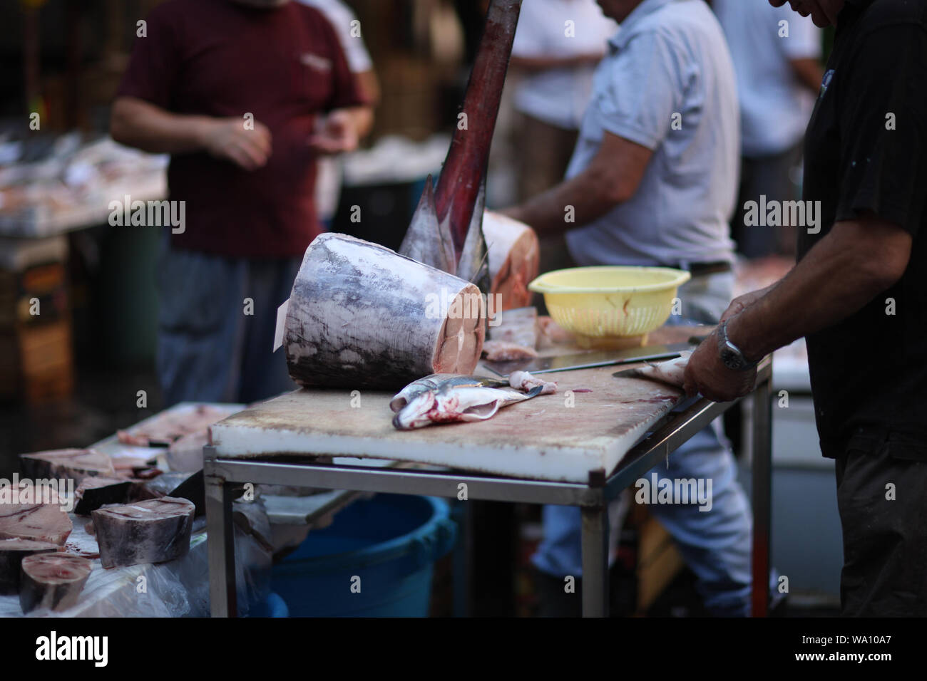 Le vendeur dans le marché aux poissons se prépare à vendre un délicieux poissons Banque D'Images