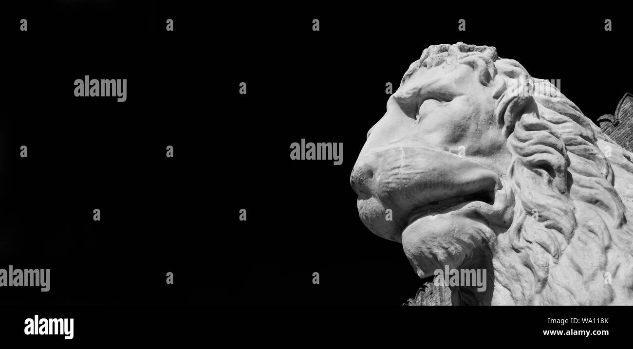 Le Pirée Lion, une ancienne statue grecque créée dans le 4ème siècle avant J.-C. Une maintenant à l'entrée de l'Arsenal de Venise (en noir et blanc avec copie espace) Banque D'Images