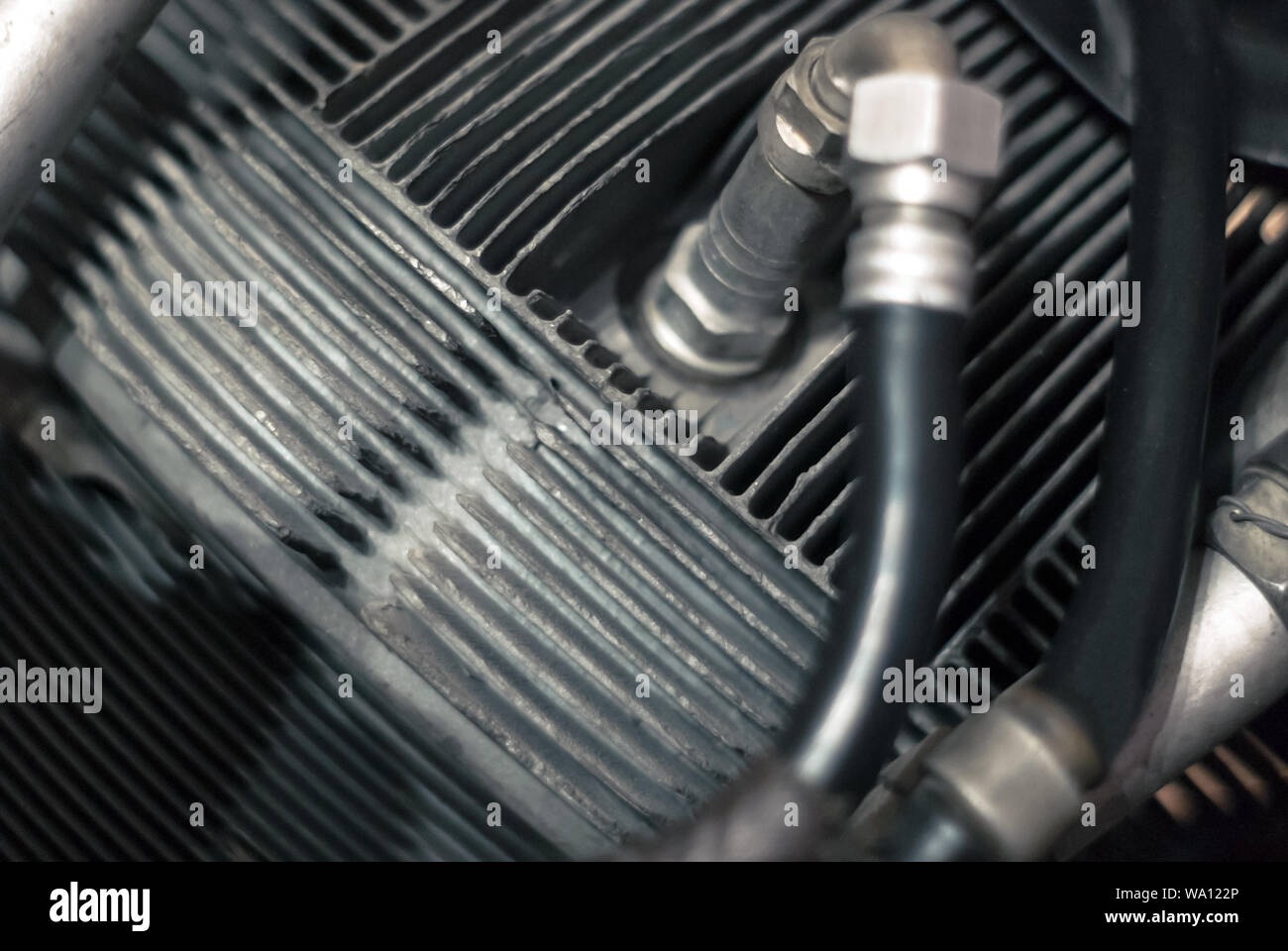 Fragment du cylindre d'un moteur à pistons d'aéronefs avec un système d'alimentation en carburant, en partie arrière-plan flou Banque D'Images