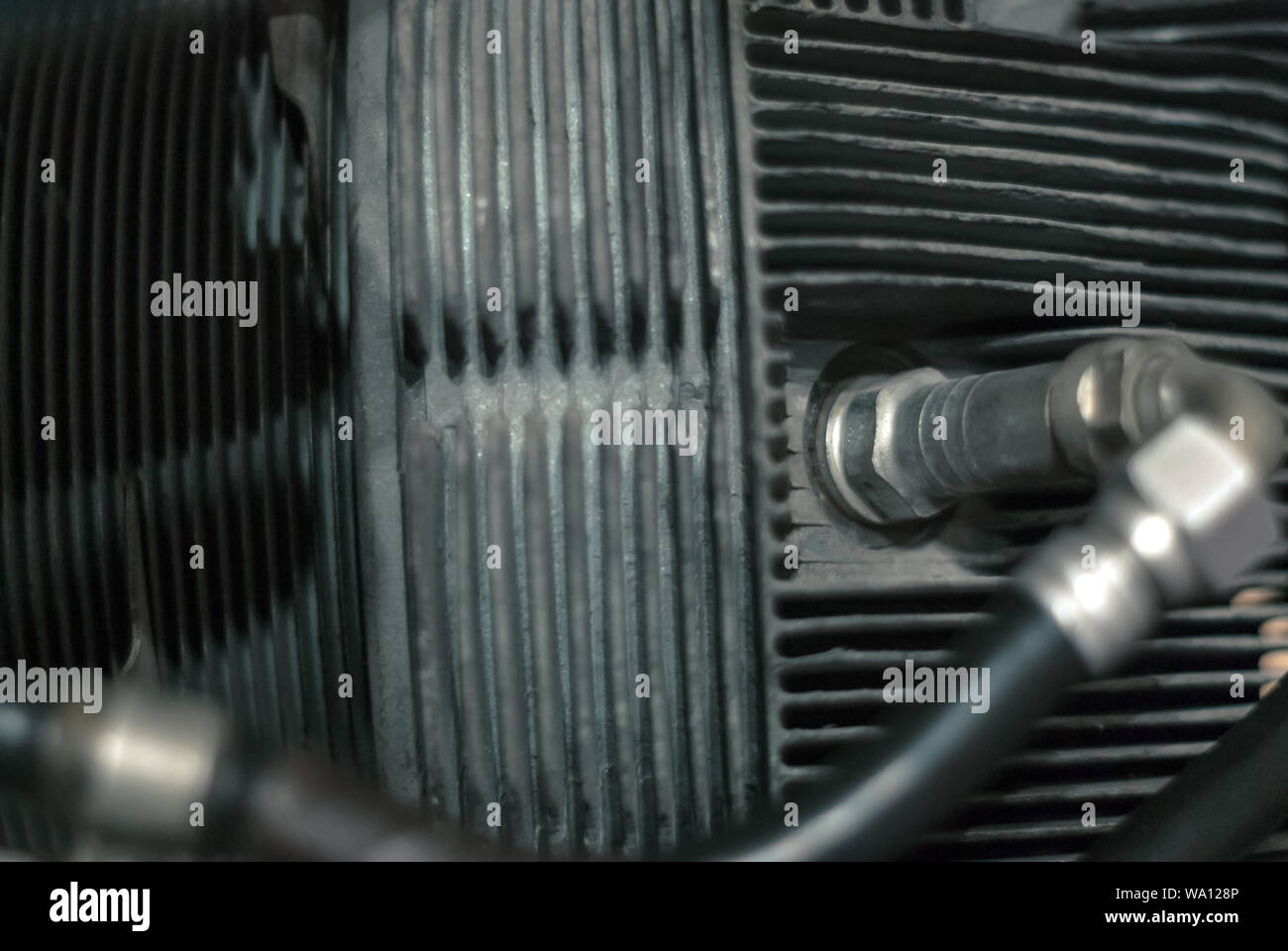 Fragment du cylindre d'un moteur à pistons d'aéronefs avec un système d'alimentation en carburant, en partie arrière-plan flou Banque D'Images