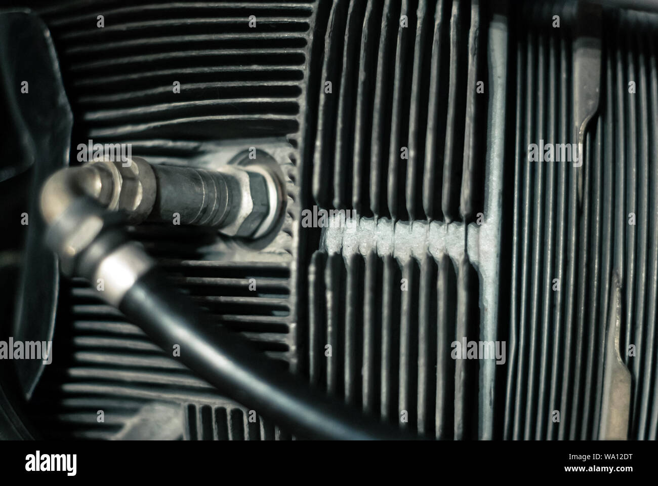 Fragment du cylindre d'un moteur à pistons d'aéronefs avec un système d'alimentation en carburant, en partie arrière-plan flou Banque D'Images