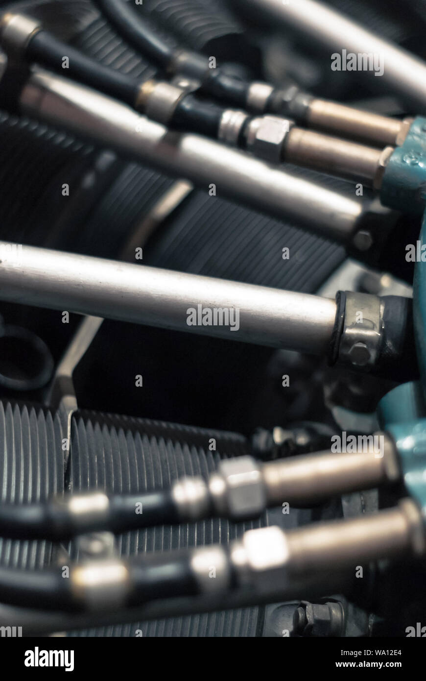 Fragment d'un aéronef, un moteur à pistons radiaux arrière-plan flou partiellement Banque D'Images