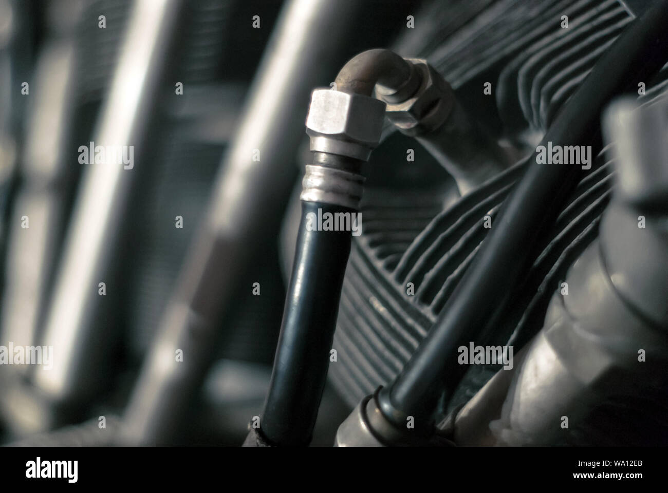 Fragment du cylindre d'un moteur à pistons d'aéronefs avec un système d'alimentation en carburant, en partie arrière-plan flou Banque D'Images