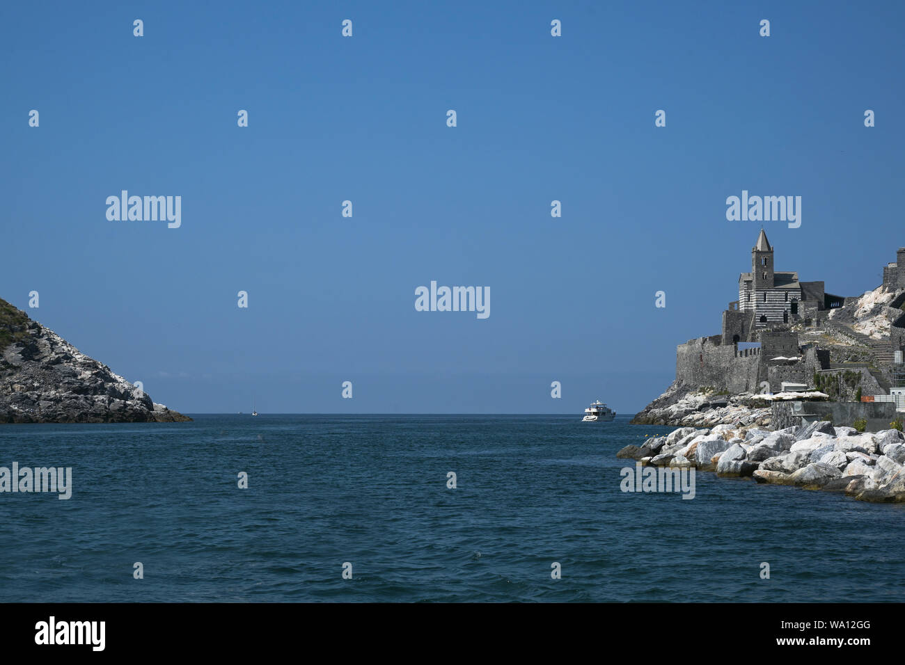 Passage maritime entre la pointe de Porto Venere avec le célèbre Saint Peter's Church et l'île de Palmaria, la porte pour les Cinque Terre, Liguri Banque D'Images