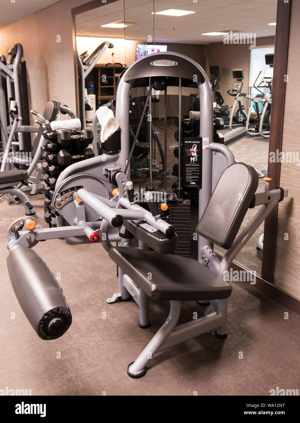 Une machine de levage de poids dans un gymnase utilisé pour obtenir vos  jambes plus fort avec un miroir et d'autres poids derrière elle Photo Stock  - Alamy