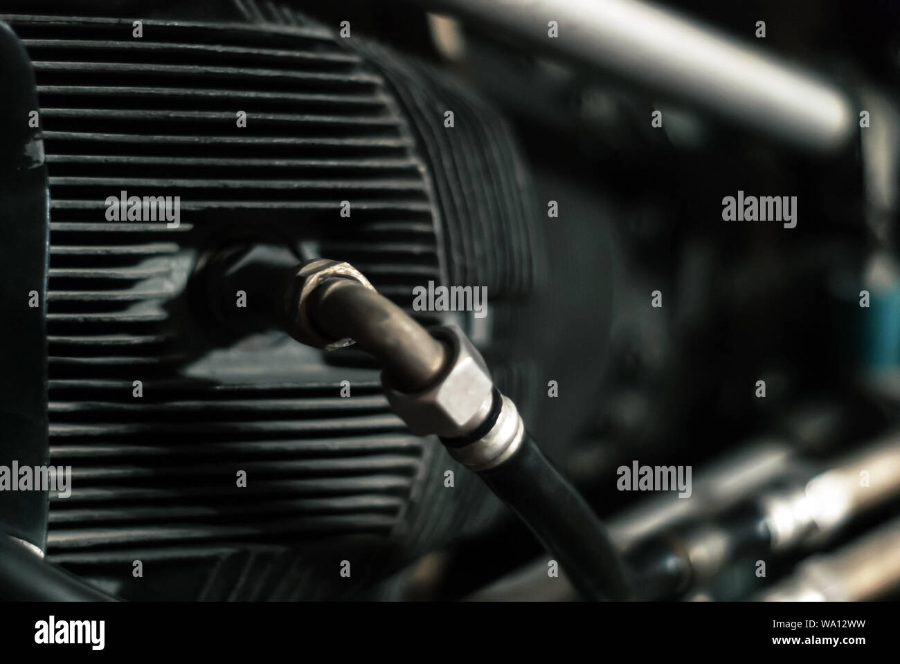 Fragment du cylindre d'un moteur à pistons d'aéronefs avec un système d'alimentation en carburant, en partie arrière-plan flou Banque D'Images