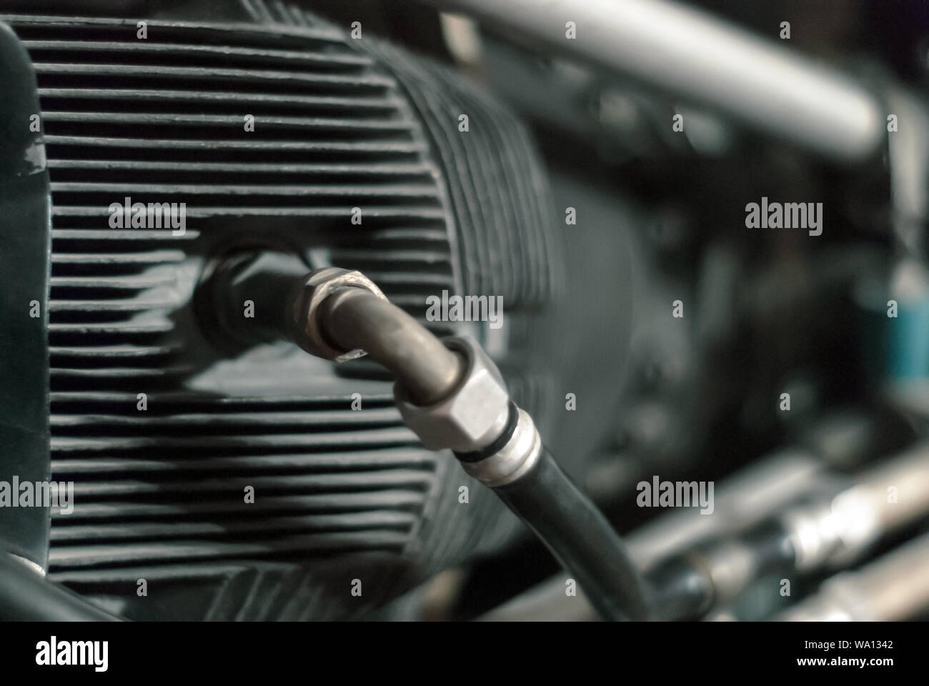 Fragment du cylindre d'un moteur à pistons d'aéronefs avec un système d'alimentation en carburant, en partie arrière-plan flou Banque D'Images
