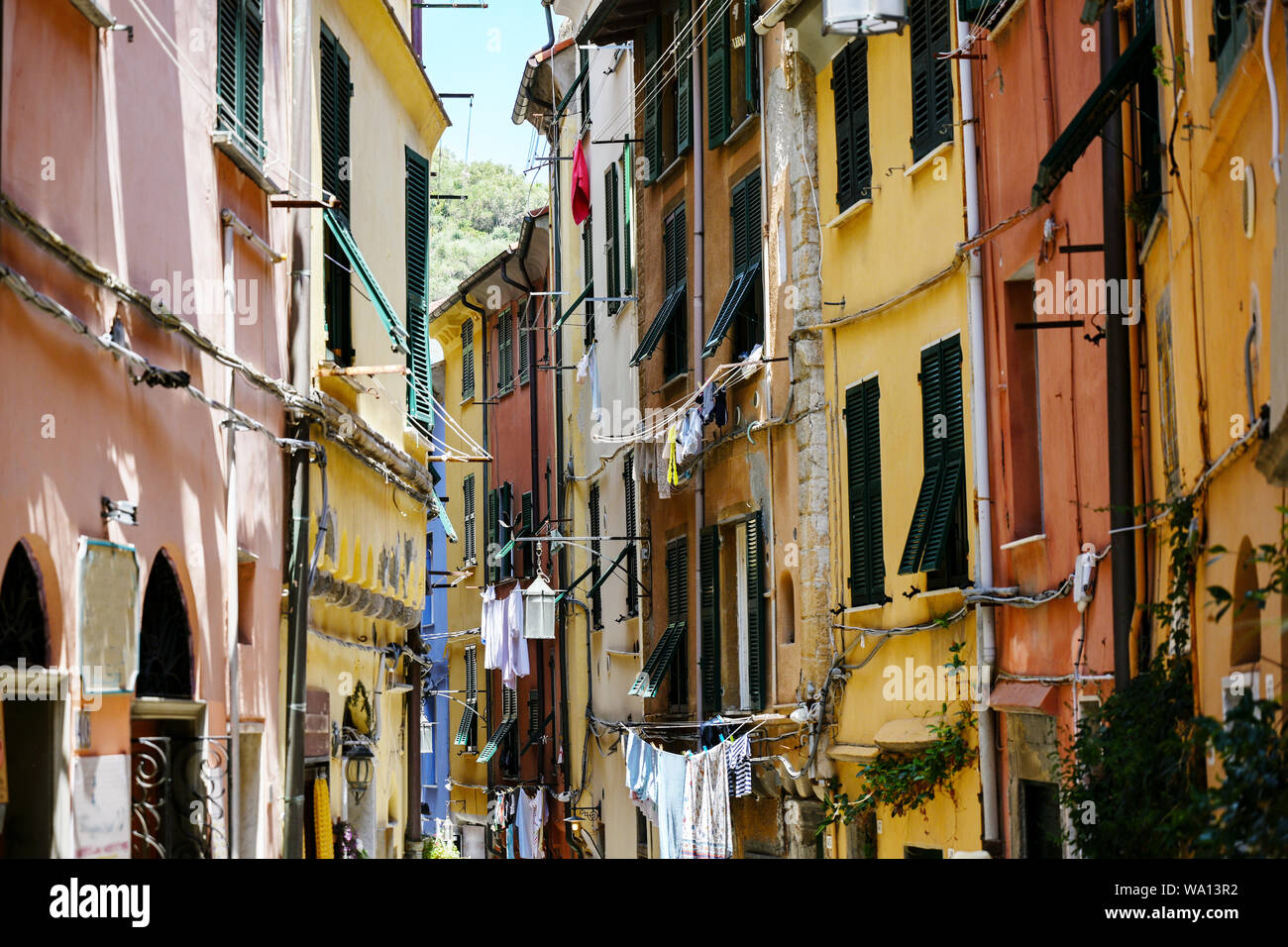 Porto Venere en Italie, ruelles rue de la vieille ville aux maisons colorées et les cordes à linge, choisis focus, réduire la profondeur de champ Banque D'Images