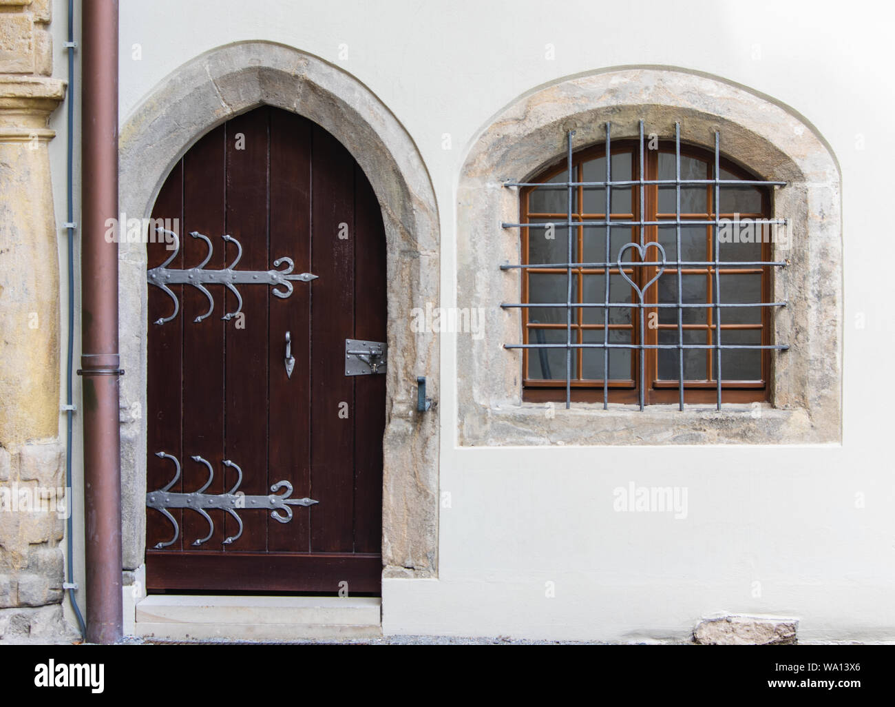 Vieille porte en bois et la vitre dans le mur de l'ancienne forteresse Saxe Allemagne Banque D'Images