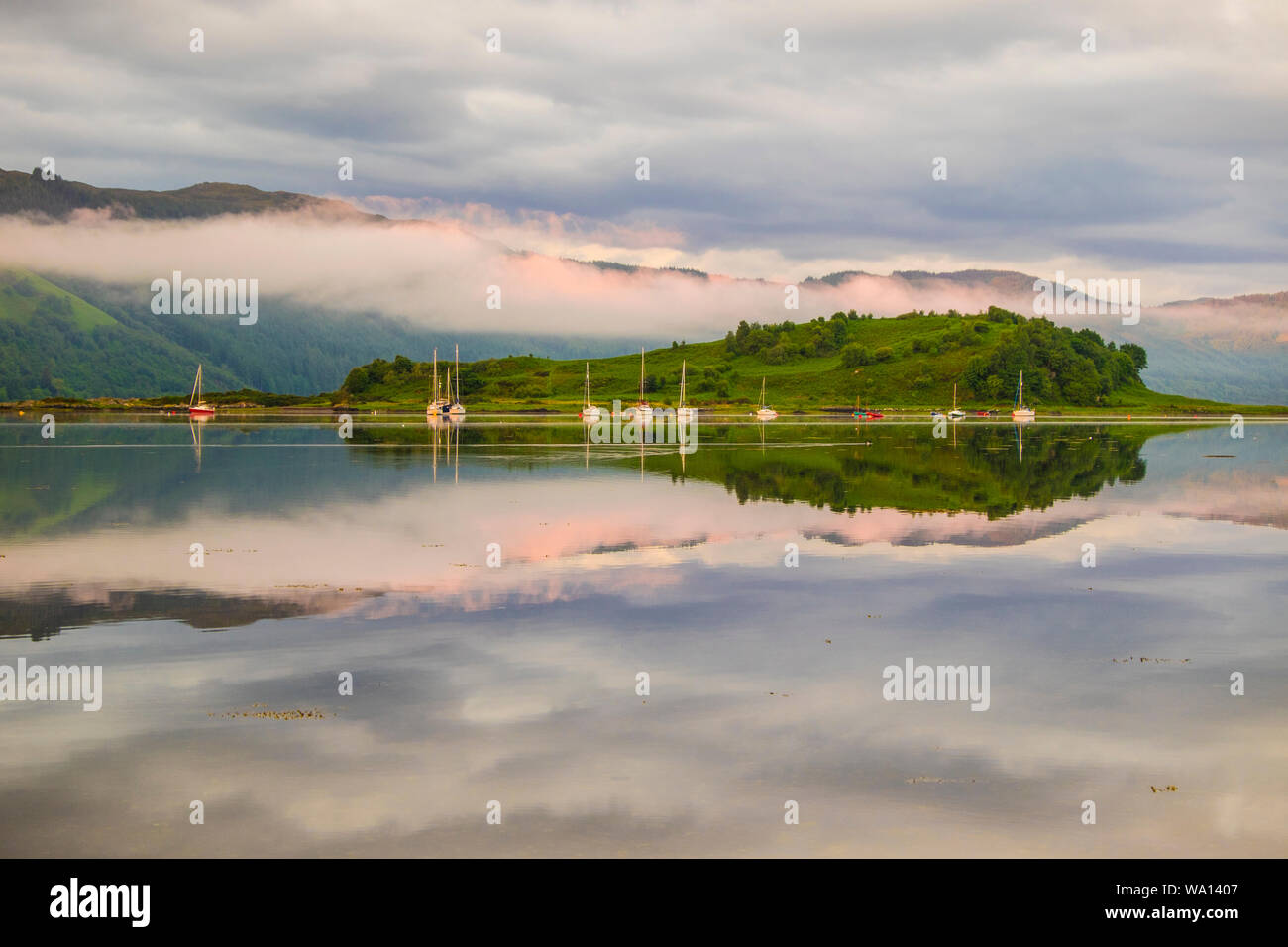 Slumbay Island dans le Loch Carron de par la boutique à Lochcarron village, Wester Ross, Highlands d'Ecosse Banque D'Images