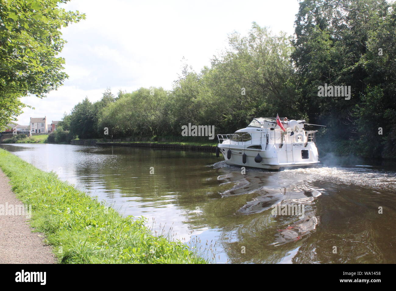 Croisière en bateau de plaisance le long de l'aire et de Calder navigation, un canal dans le comté de Knotingley West Yorkshire en Grande-Bretagne, au Royaume-Uni Banque D'Images