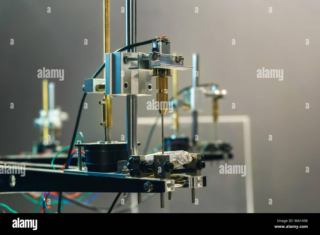 Perm, Russie - le 28 novembre 2018 : fragment de la pièce de l'exposition 'Le nouvel état de la vie" - Perceuse automatique d'échantillonnage de minéraux Banque D'Images