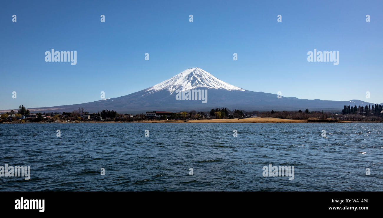 Vue de mon Fuji du lac Kawaguchi, le Japon. Banque D'Images