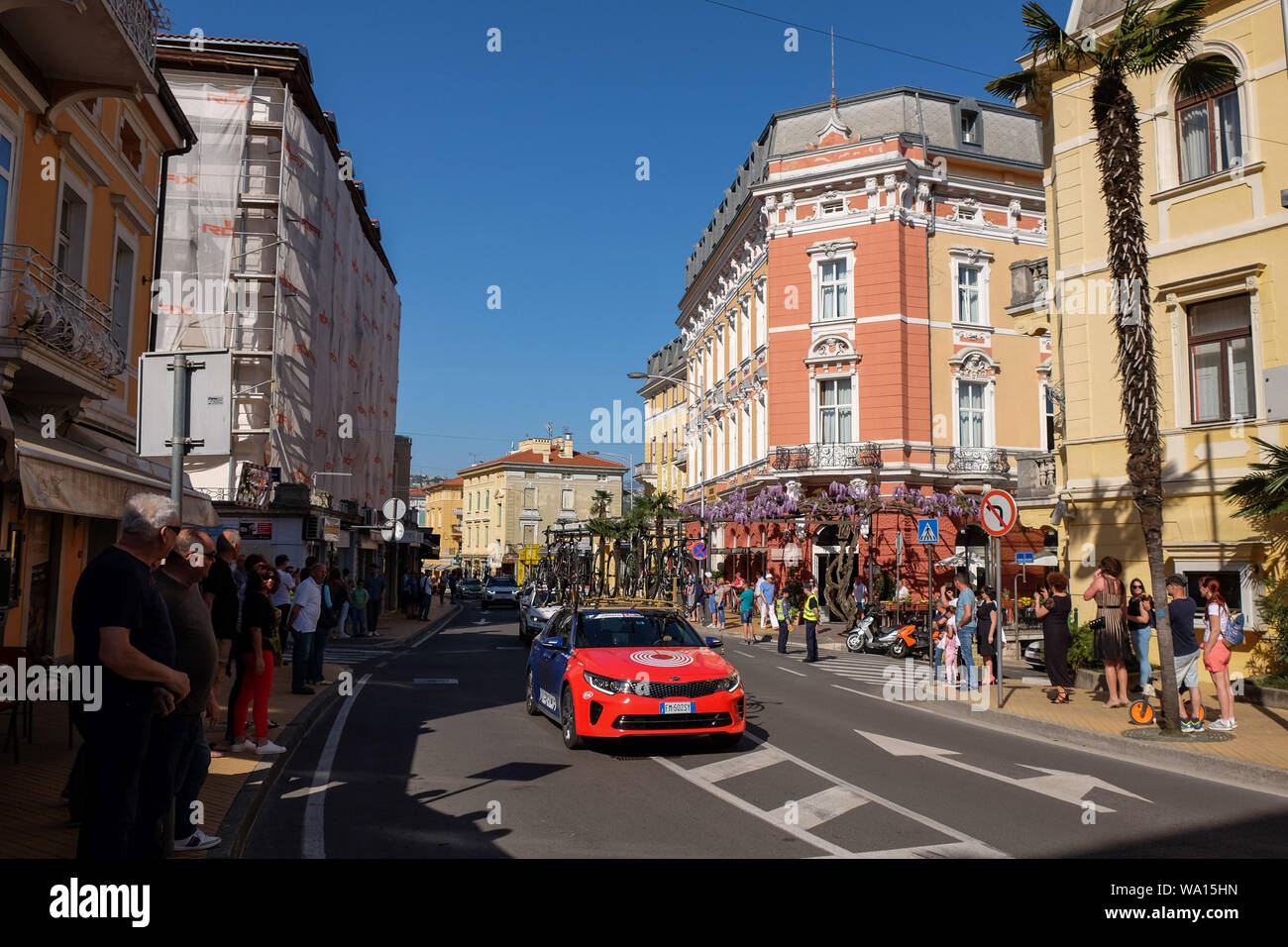 Voiture Support pour la course de vélo Tour de Croatie dans Ulica Marsala Tita à Opatija, Kvarner, Istrie, Croatie. Banque D'Images