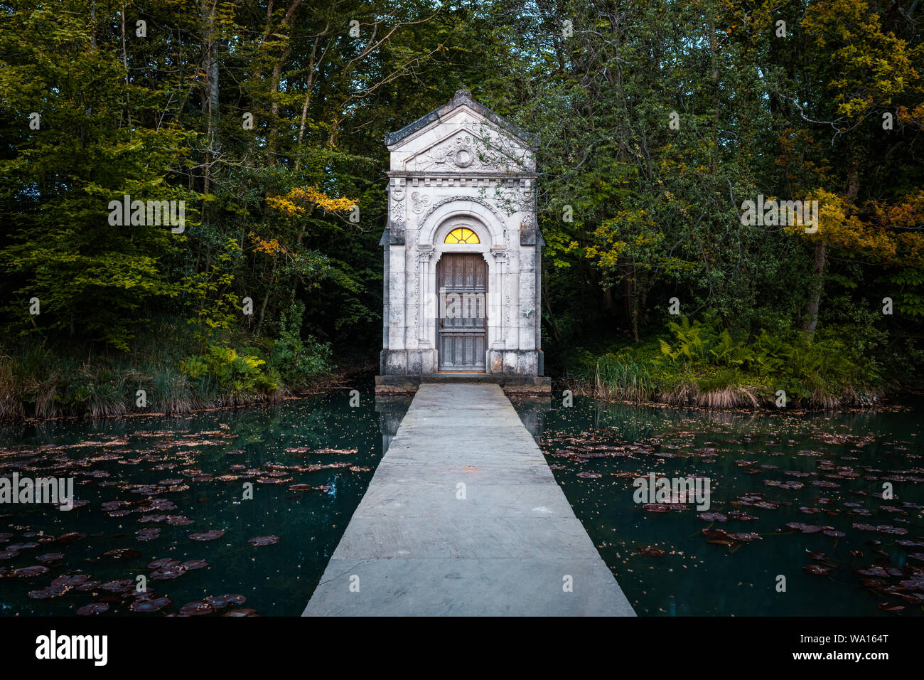 Falaise à Lyon, Meknès, Kildare, Irlande - 13 mai 2019. La chapelle privée de Tony Ryan, co-fondateur de Ryan Airways, se dresse sur le lac à Falaise Banque D'Images