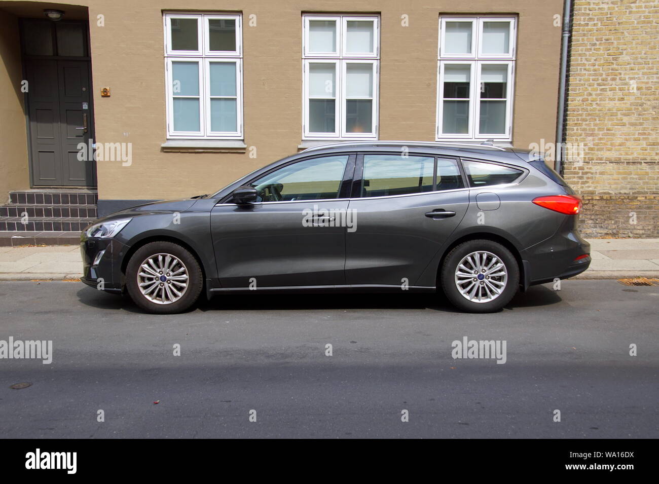 Roskilde, Danemark - Juillet 19, 2019 : Ford Focus gris Gare stationné sur un parking public. Personne dans le véhicule. Banque D'Images