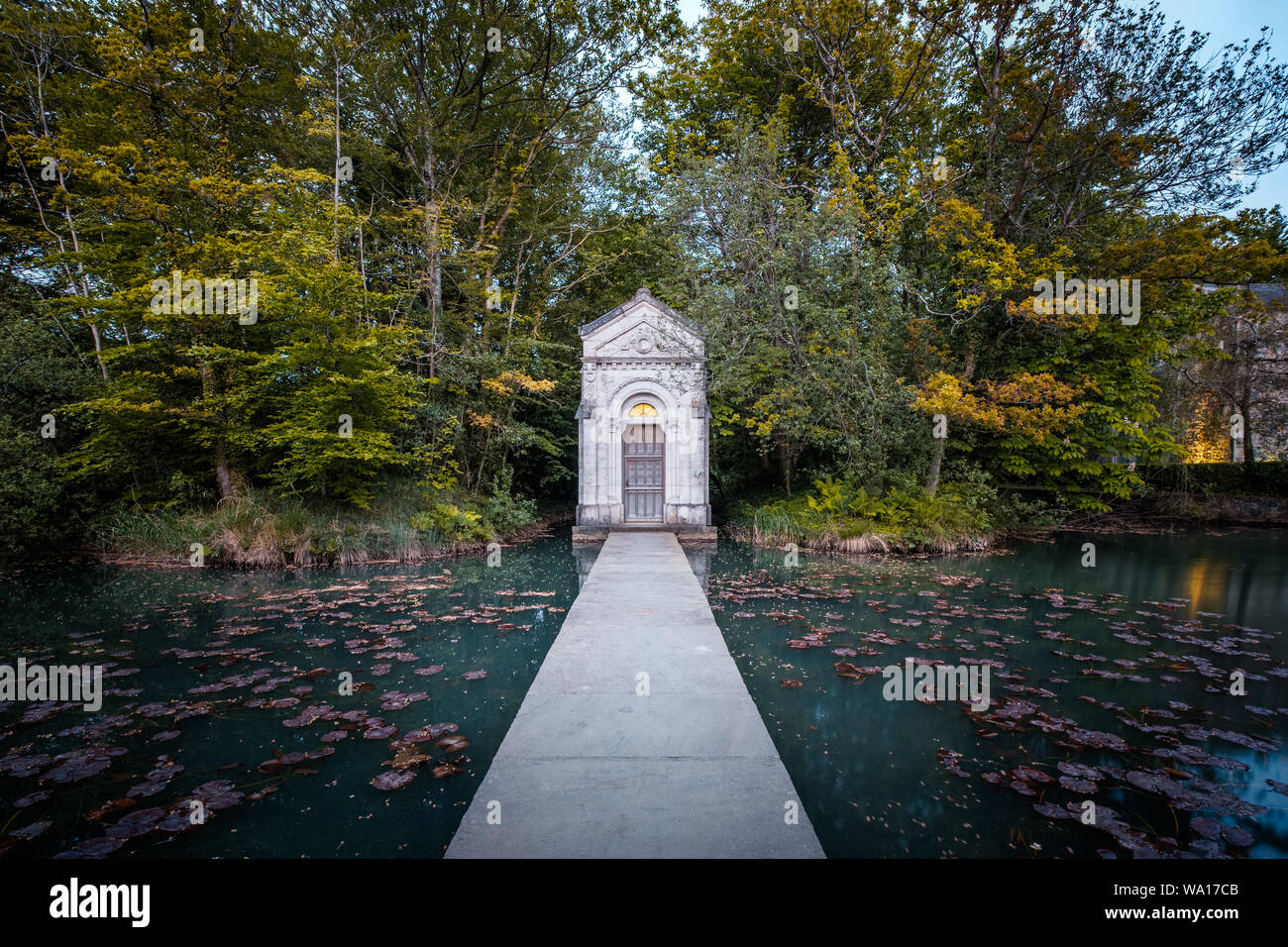 Falaise à Lyon, Meknès, Kildare, Irlande - 13 mai 2019. La chapelle privée de Tony Ryan, co-fondateur de Ryan Airways, se dresse sur le lac à Falaise Banque D'Images