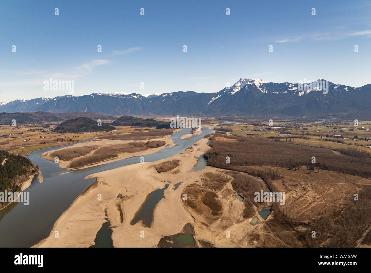 Vue aérienne de la vallée du fleuve Fraser avec le mont Cheam à l'arrière, près de la ville de Chilliwack, en Colombie-Britannique. Banque D'Images