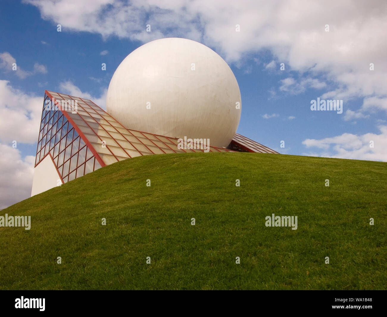 Architecture d'avant-garde : prisme de verre et giant balle blanche, Pavillon du Futuroscope, la Vienne, Nouvelle-Aquitaine, France Banque D'Images