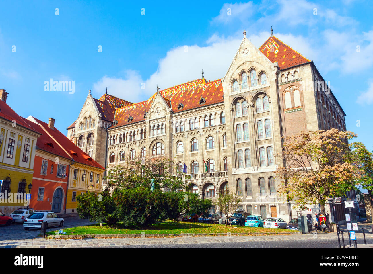 Archives nationales de Hongrie s'appuyant sur une journée ensoleillée. Le bâtiment est situé dans la quartier du château (Varnegyed). Budapest, Hongrie. Banque D'Images