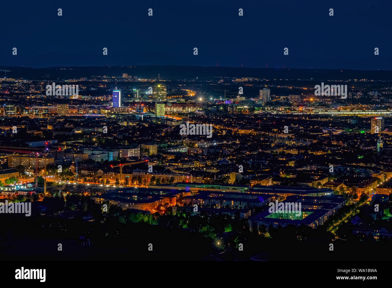 Vue panoramique vue aérienne paysage urbain avec des lumières vives dans nuit Munich Banque D'Images