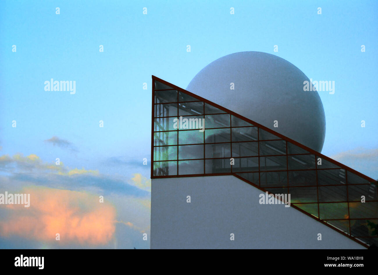 Architecture d'avant-garde : prisme de verre et giant balle blanche : Pavillon du Futuroscope au crépuscule, Vienne, Nouvelle-Aquitaine, France Banque D'Images